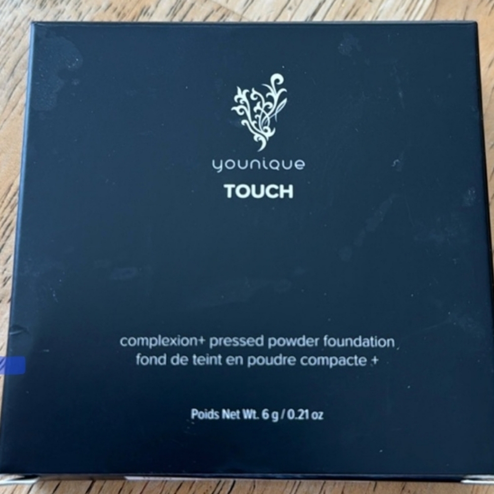 Younique Touch pressed powder foundation Poplin & Jaquard
